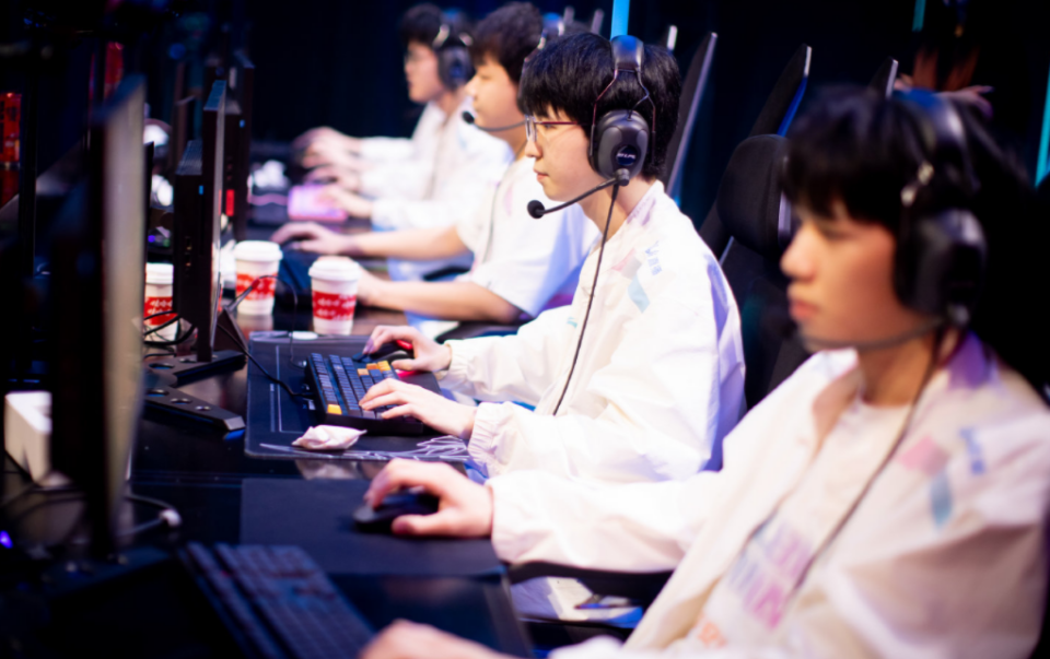 包含LGD翻盘BRO，Caps团战一打五激烈交锋半决赛，成为赛场最大亮点的词条