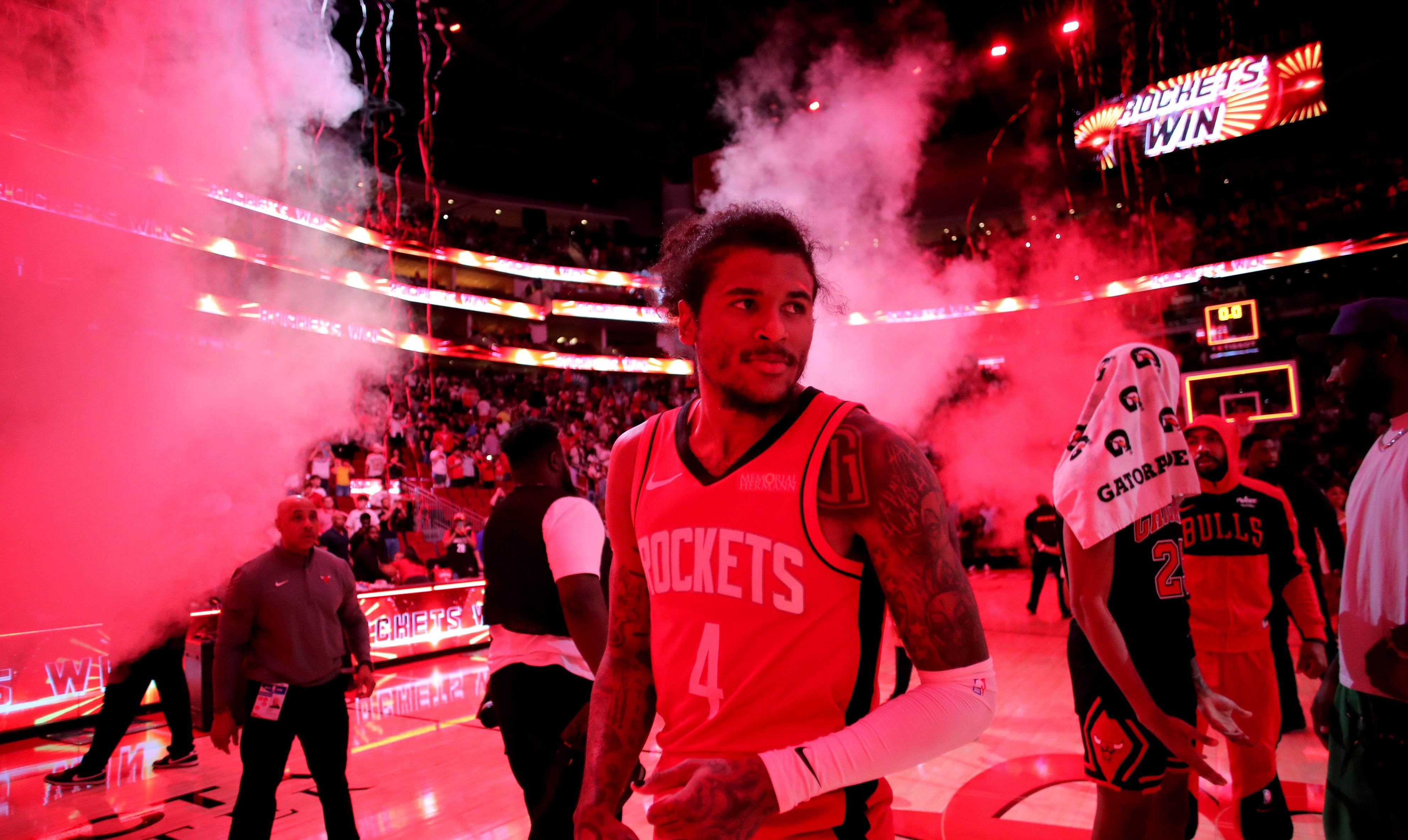 火箭队球员集体庆祝胜利，备战下一场的简单介绍