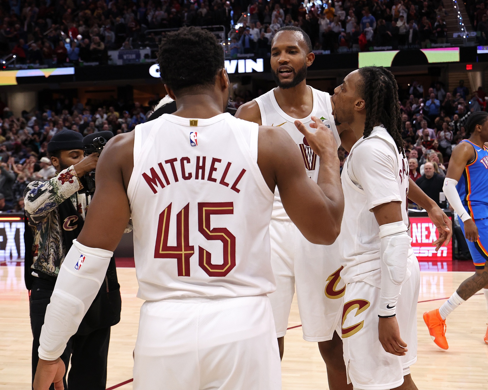 火箭队球员集体庆祝胜利，备战下一场的简单介绍