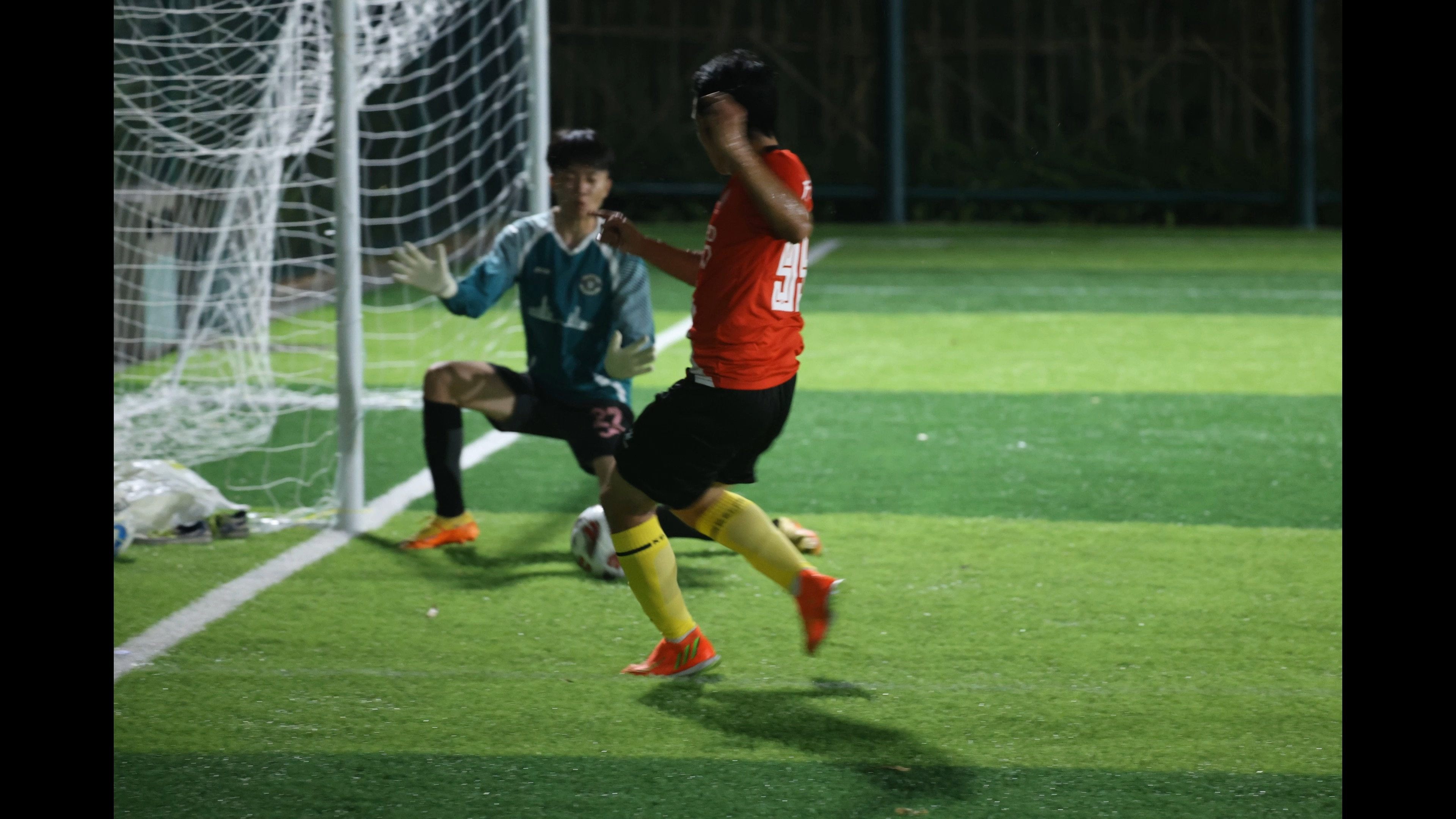 包含精彩足球比赛场面热血澎湃，球员斗志昂扬的词条