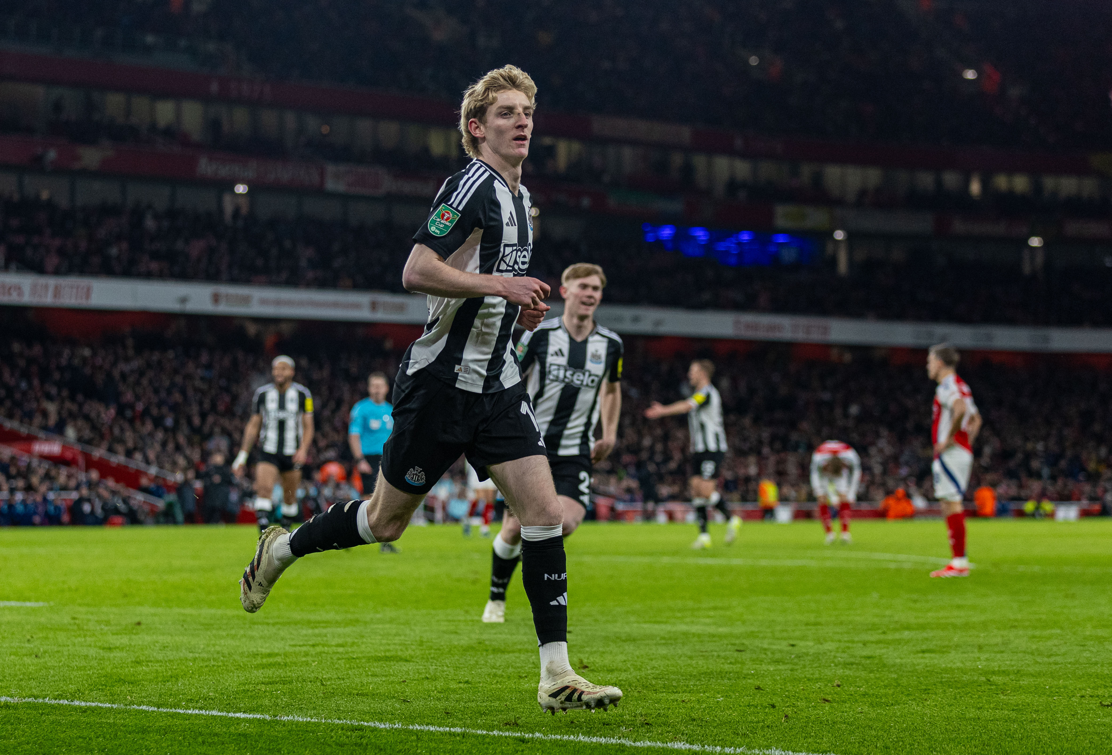 包含精彩足球比赛场面热血澎湃，球员斗志昂扬的词条