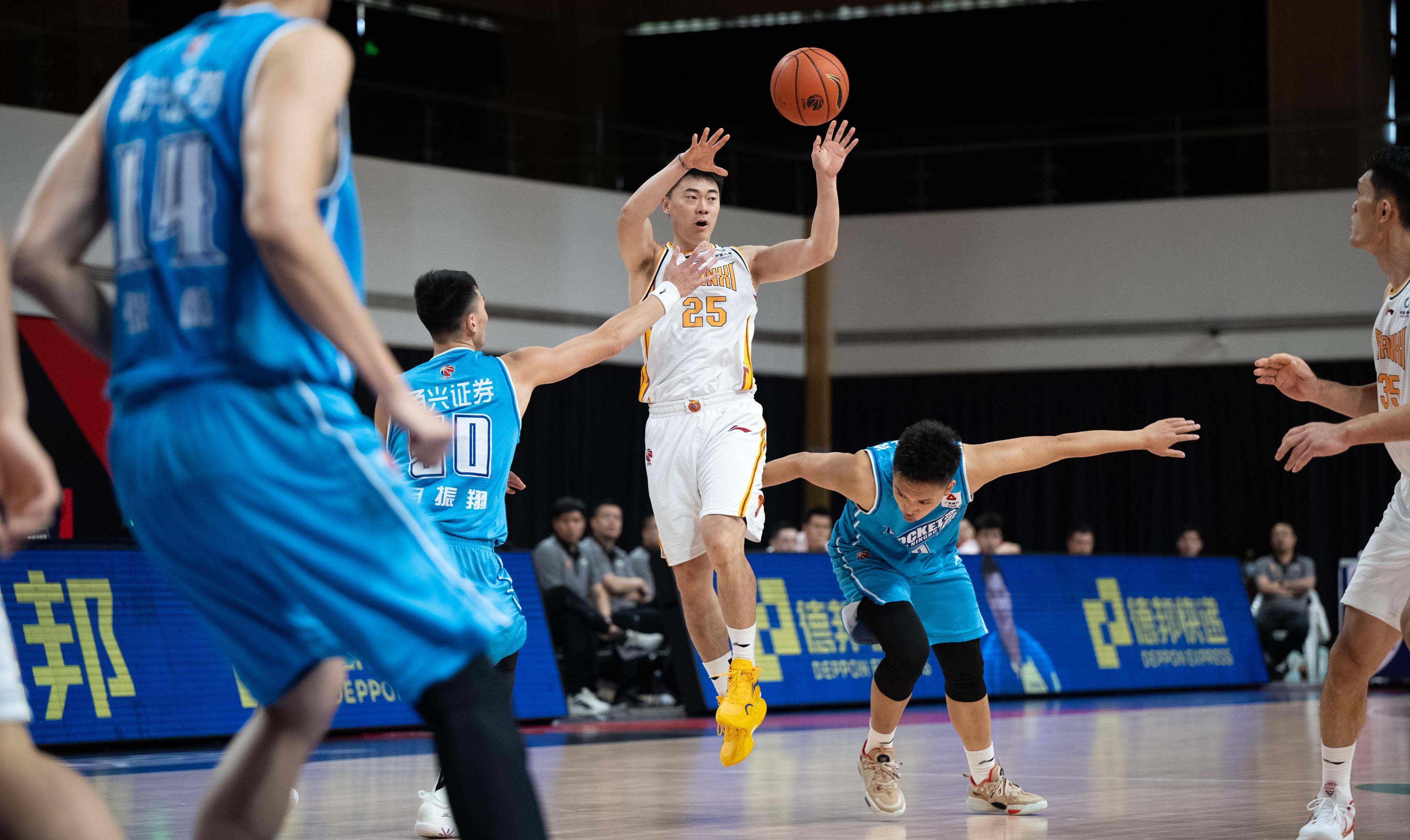 精湛的传球技术,展现出球员们的默契配合 精湛的传球技术,展现出球员们的默契配合