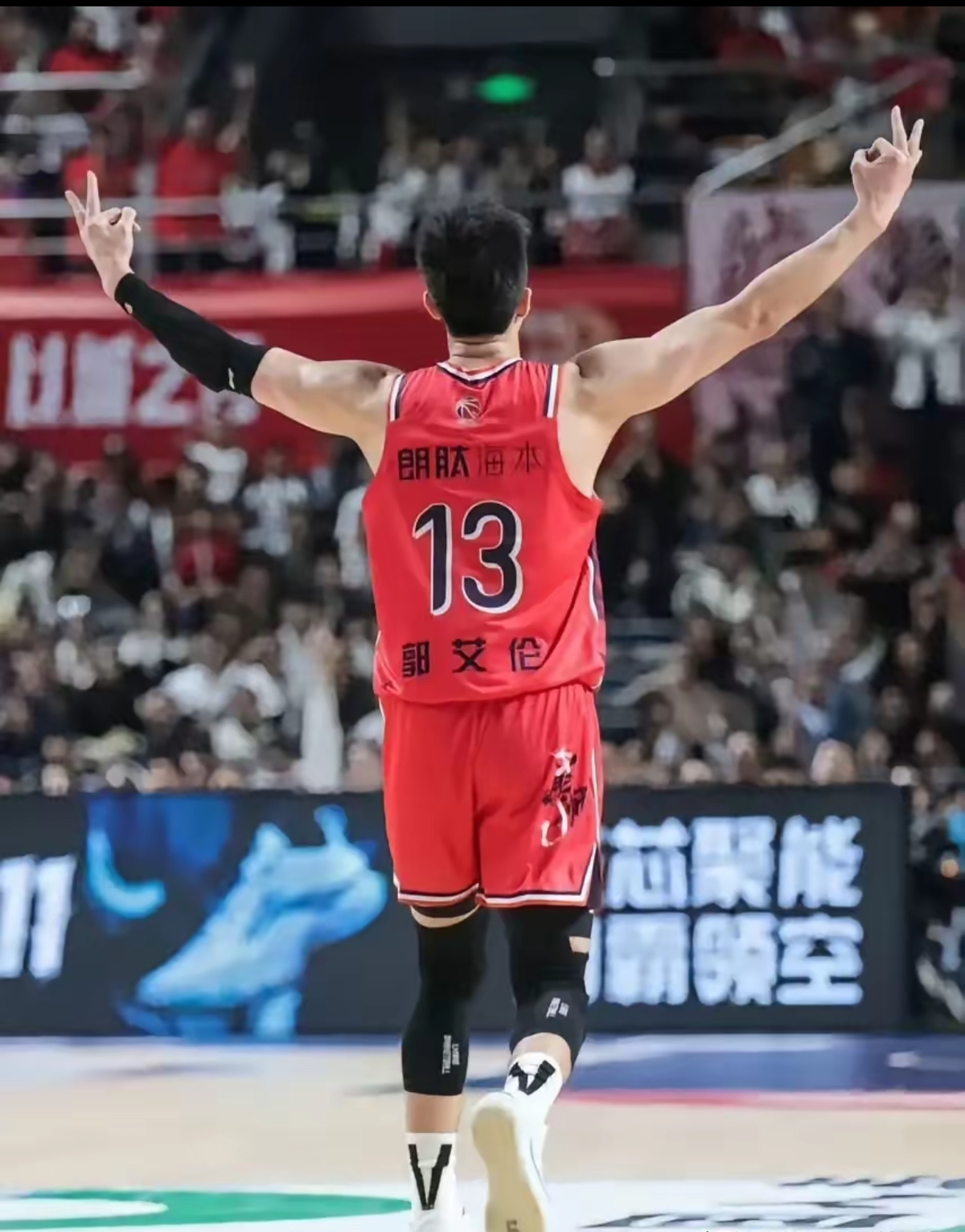 关于上海队碾压骑士，郭艾伦状态火热的信息