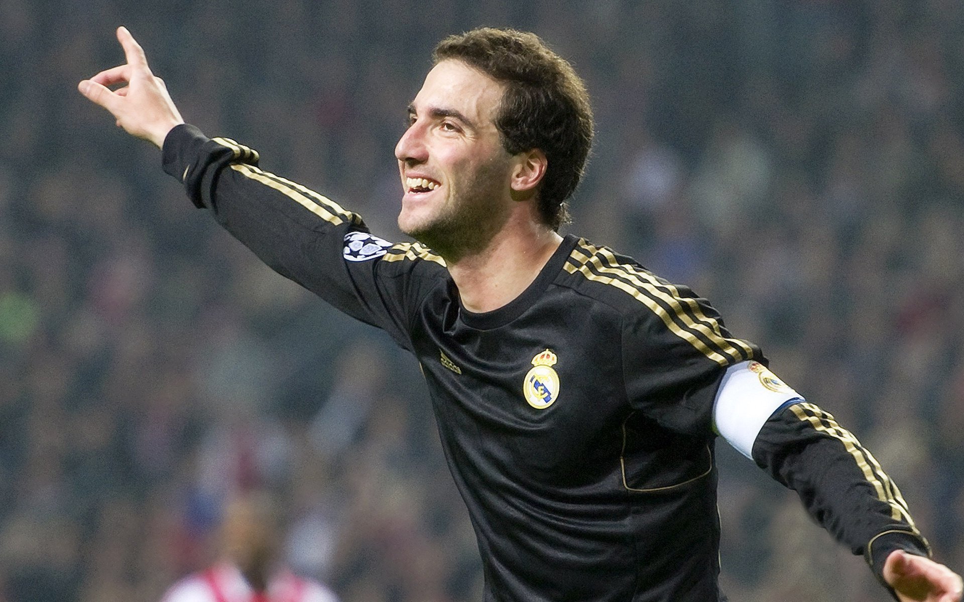 足球之夜的冰与火,哈兰德刷新纪录如火山喷发,拉齐奥掀翻尼斯似精密手术