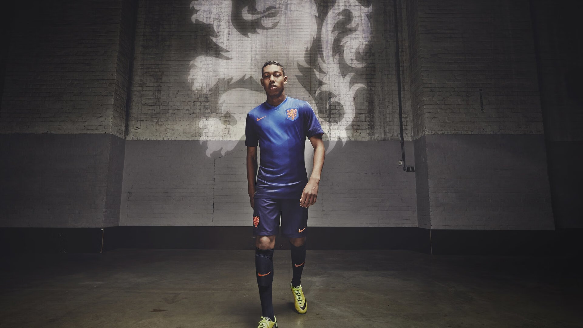 时钟在罗马与伯纳乌逆向行走，当洛夫伦目送乌龙时，莫德里奇正拆解时光