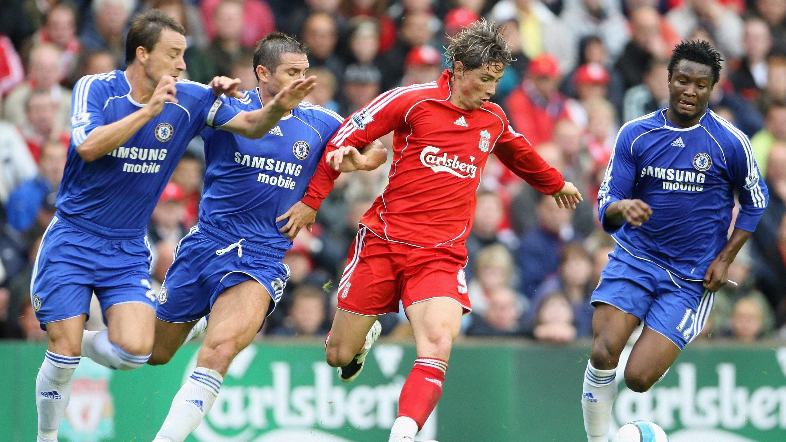 你给出的两个关键词分属不同时空，却共享着同一种令人战栗的王者气质。它们不是简单的事件，而是定义传奇的史诗瞬间